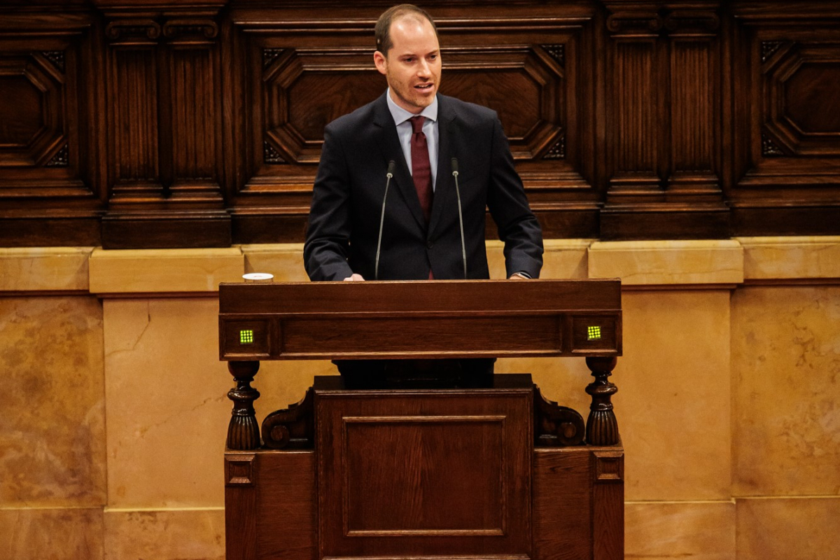 Juan Fernández denuncia la parálisis del Govern Illa: “Cataluña no está en prórroga presupuestaria, está en prórroga política”